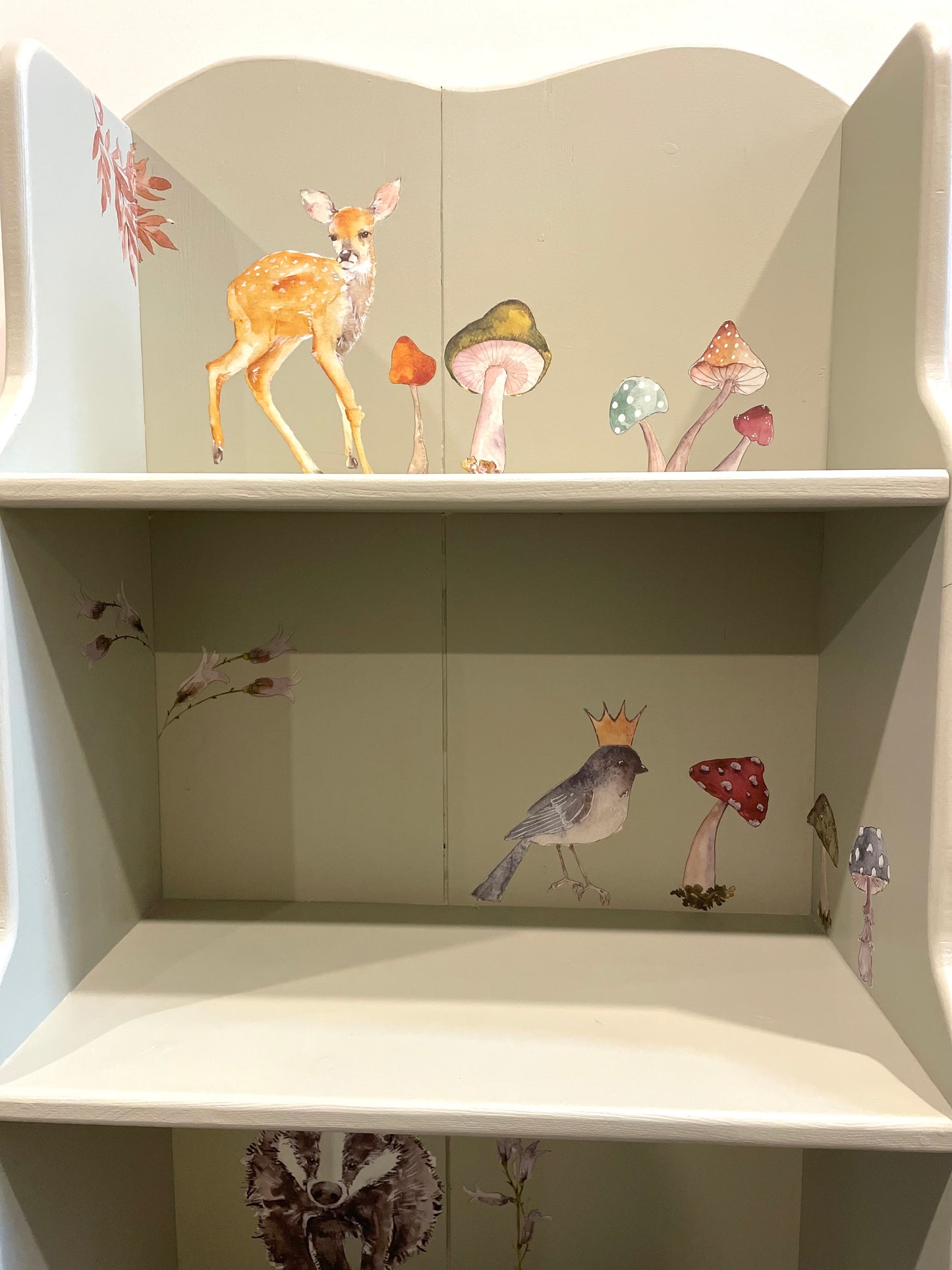 Woodland Storybook Shelf – Soft Green with Enchanted Details